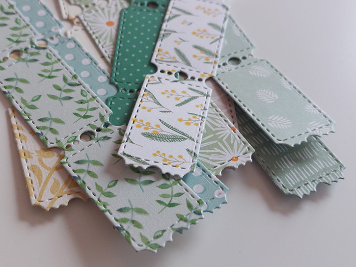 Deze foto laat een stapel uitgesneden tickets zien die nog verwerkt moeten worden